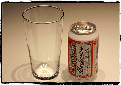 Lata de cerveza con vaso